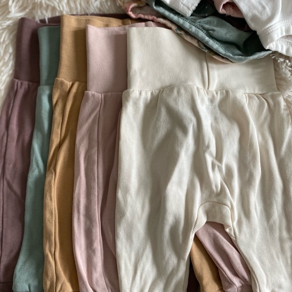 ❌SOLD❌33 pieces of H&M , Carter’s and Gerber lot - Picture 6 of 7